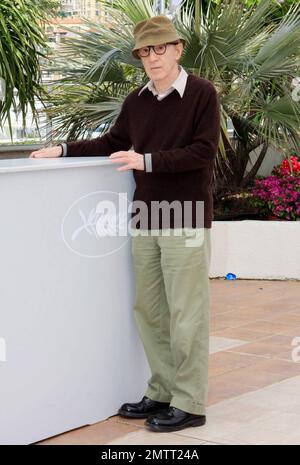 Woody Allen beim Fototermin „You will meet a Tall Dark Fremder“, Regie und Drehbuch von Woody Allen, während des Filmfestivals 63. in Cannes. „You will Meet a Tall Dark Stranger“ ist Allens Film aus dem Jahr 43. und spielt Antonio Banderas, Josh Brolin, Anthony Hopkins und Naomi Watts. Cannes, FR. 05/15/10. Stockfoto