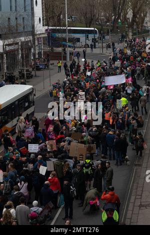 Bristol, Großbritannien. 1. Februar 2023 Demonstranten, die sich im märz für eine gerechte Bezahlung und das Streikrecht beteiligen, sind Teil des landesweiten Aktionstags. Kredit: J.B. Coll Stockfoto