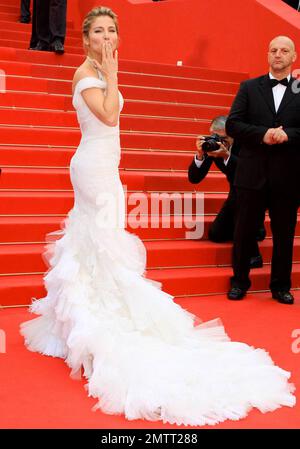 Elsa Pataky posiert in einem atemberaubenden weißen Fischschwanzkleid bei der Premiere von „You will meet a Tall Dark Fremder“ am vierten Tag des Filmfestivals 63. in Cannes. Die dunkle romantische Komödie, geschrieben und Regie von Woody Allen, erzählt die Geschichte von drei dysfunktionalen Paaren, die in London leben und arbeiten, mit Naomi Watts, Josh Brolin und Anthony Hopkins. London, Großbritannien. 05/15/10. Stockfoto