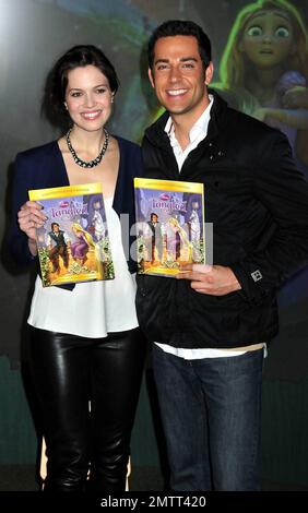 Die „verwickelten“ Stars Mandy Moore und Zachary Levi besuchen den Disney Store am Broadway. Die beiden Stars lasen Ausnahmen aus dem Buch, nach dem ihr Film benannt ist, und sahen sich die neuesten Spielzeuge im Geschäft an. New York, NY. 11/19/10. Stockfoto