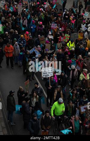 Bristol, Großbritannien. 1. Februar 2023 Demonstranten, die sich im märz für eine gerechte Bezahlung und das Streikrecht beteiligen, sind Teil des landesweiten Aktionstags. Kredit: J.B. Coll Stockfoto