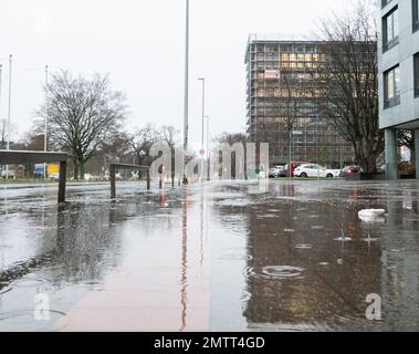 Hannover, Deutschland. 01. Februar 2023. Es regnet Katzen und Hunde im stürmischen Hannover. Regentropfen füllen eine Pfütze. Kredit: Marco Rauch/dpa/Alamy Live News Stockfoto