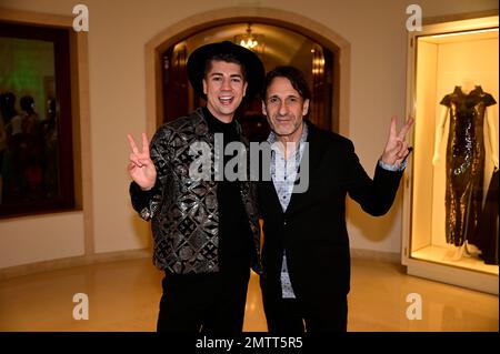 Maximilian Seitz und Falk-Willy Wild bei der Anja Gockel Fashion Show „Seven Senses“ auf der Berliner Modewoche Herbst/Winter 2023 im Hotel Adlon Kem Stockfoto