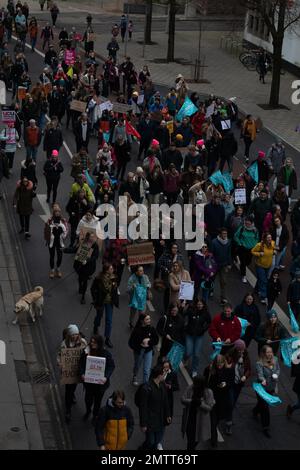 Bristol, Großbritannien. 1. Februar 2023 Demonstranten, die sich im märz für eine gerechte Bezahlung und das Streikrecht beteiligen, sind Teil des landesweiten Aktionstags. Kredit: J.B. Coll Stockfoto