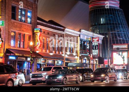 Nashville, Tennesee - 21. Januar 2023: Straßenszene des berühmten Lower Broadway in Nashville, Tennessee, bei Nacht mit Lichtern und historischem Honky-to Stockfoto