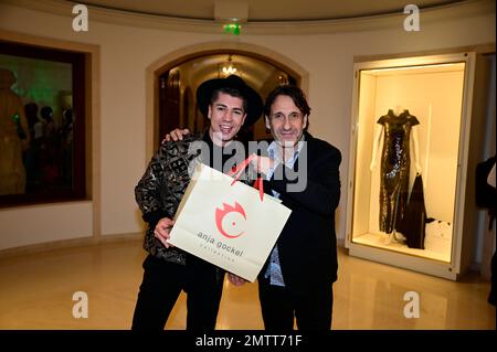 Maximilian Seitz und Falk-Willy Wild bei der Anja Gockel Fashion Show „Seven Senses“ auf der Berliner Modewoche Herbst/Winter 2023 im Hotel Adlon Kem Stockfoto