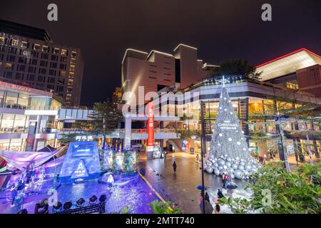 Taipei, 29 2022. DEZ. - Nachtansicht der weihnachtsdekoration im Viertel Xinyi Stockfoto