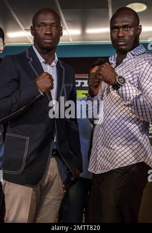 Ehemaliger Boxanalyst Antonio 'Magic man' Tarver (L) und der unschlagbare Power-Stanzer Lateef 'Power' Kayode (R) auf der Pressekonferenz des Home Depot Center. Carson, Kalifornien. 31. Mai 2012 Stockfoto