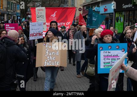 Bristol, Großbritannien. 1. Februar 2023 Demonstranten, die sich im märz für eine gerechte Bezahlung und das Streikrecht beteiligen, sind Teil des landesweiten Aktionstags. Kredit: J.B. Coll Stockfoto