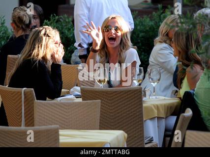 Der Reality-Star Taylor Armstrong von The Real Housewives of Beverly Hills wurde im Restaurant Tra Di Noi in Malibu gesichtet. Die 38-jährige Armstrong trug ein cremefarbenes Oberteil, braune Shorts, braune Fransenstiefel mit Schmuck und Sonnenbrille, während sie im Park im Malibu Country Mart mit ihren Kindern spielte. Los Angeles, Kalifornien. 1. Juli 2012 . Stockfoto