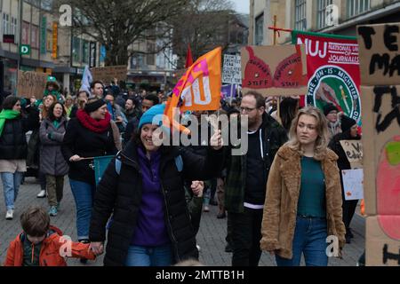 Bristol, Großbritannien. 1. Februar 2023 Demonstranten, die sich im märz für eine gerechte Bezahlung und das Streikrecht beteiligen, sind Teil des landesweiten Aktionstags. Kredit: J.B. Coll Stockfoto