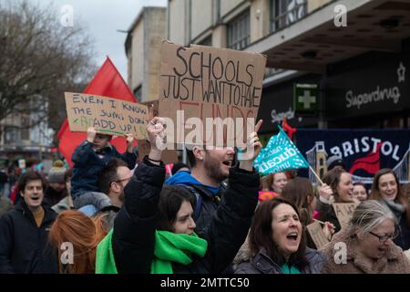 Bristol, Großbritannien. 1. Februar 2023 Demonstranten, die sich im märz für eine gerechte Bezahlung und das Streikrecht beteiligen, sind Teil des landesweiten Aktionstags. Kredit: J.B. Coll Stockfoto