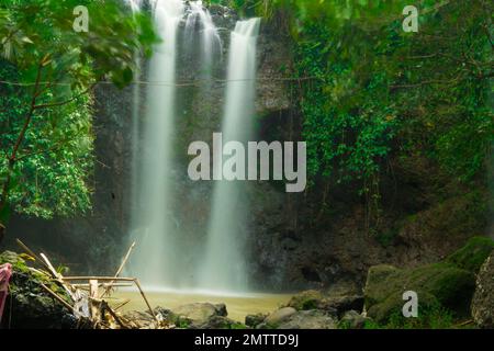 Die natürliche Frische des Curug oder der Wasserfälle Gondoroiyo in Semarang. Indonesien. Langzeitbelichtung. Stockfoto