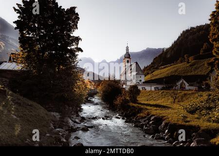 Eine wunderschöne Landschaft rund um die Pfarrkirche St. Sebastian in den Bayerischen Alpen Stockfoto