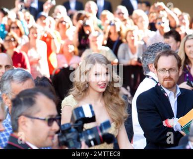 Der 21-jährige Countrysänger Taylor Swift, der den Entertainer of the Year Award gewann, schmückt den roten Teppich in einem beeindruckenden gelben bestickten Haute Couture-Kleid mit Blumenapplikation aus der Elie Saab Spring-Summer 2010-Kollektion bei den Academy of Country Music Awards 46. im MGM Grand Hotel. Swift, die später mit ihrem Preis posierte, zeigte ihr das wunderschöne Kleid, das in den Rücken fiel und elegant an ihrer schlanken Figur hing. Las Vegas, Nevada 04/03/11. Stockfoto