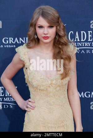 Der 21-jährige Countrysänger Taylor Swift, der den Entertainer of the Year Award gewann, schmückt den roten Teppich in einem beeindruckenden gelben bestickten Haute Couture-Kleid mit Blumenapplikation aus der Elie Saab Spring-Summer 2010-Kollektion bei den Academy of Country Music Awards 46. im MGM Grand Hotel. Swift, die später mit ihrem Preis posierte, zeigte ihr das wunderschöne Kleid, das in den Rücken fiel und elegant an ihrer schlanken Figur hing. Las Vegas, Nevada 04/03/11. Stockfoto