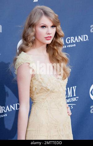 Der 21-jährige Countrysänger Taylor Swift, der den Entertainer of the Year Award gewann, schmückt den roten Teppich in einem beeindruckenden gelben bestickten Haute Couture-Kleid mit Blumenapplikation aus der Elie Saab Spring-Summer 2010-Kollektion bei den Academy of Country Music Awards 46. im MGM Grand Hotel. Swift, die später mit ihrem Preis posierte, zeigte ihr das wunderschöne Kleid, das in den Rücken fiel und elegant an ihrer schlanken Figur hing. Las Vegas, Nevada 04/03/11. Stockfoto