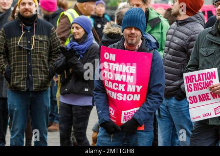 Bath, GB. 1. Februar 2023. Da Hunderttausende von Arbeitern an dem größten Tag der Arbeitskampagne seit mehr als einem Jahrzehnt teilnehmen, werden Lehrer, Zugführer, Beamte und ihre Anhänger vor dem Bahnhof von Bath abgebildet, während sie an einer Kundgebung zur Verteidigung des Streikrechts teilnehmen. Kredit: Lynchpics/Alamy Live News Stockfoto