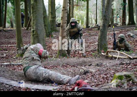 Ukrainische Soldaten während der Ausbildung in der Salisbury Plain in Wiltshire, wo die australischen Streitkräfte die vom Vereinigten Königreich geführte Ausbildung ukrainischer Rekruten unterstützen. Bilddatum: Mittwoch, 1. Februar 2023. Stockfoto