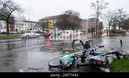 Hannover, Deutschland. 01. Februar 2023. Zwei Fahrräder wurden vom Wind umgestoßen. Es regnet Katzen und Hunde im stürmischen Hannover. Kredit: Marco Rauch/dpa/Alamy Live News Stockfoto