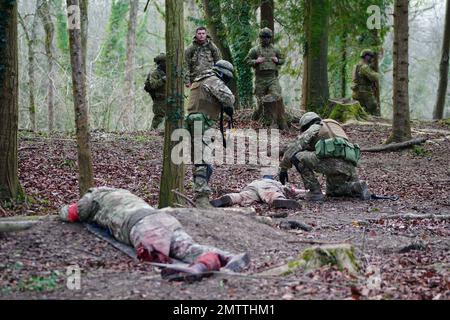 Ukrainische Soldaten während der Ausbildung in der Salisbury Plain in Wiltshire, wo die australischen Streitkräfte die vom Vereinigten Königreich geführte Ausbildung ukrainischer Rekruten unterstützen. Bilddatum: Mittwoch, 1. Februar 2023. Stockfoto