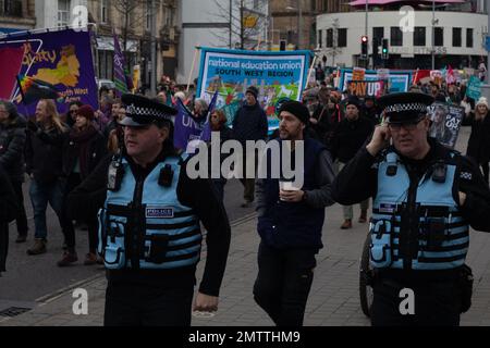 Bristol, Großbritannien. 1. Februar 2023 Demonstranten, die sich im märz für eine gerechte Bezahlung und das Streikrecht beteiligen, sind Teil des landesweiten Aktionstags. Kredit: J.B. Coll Stockfoto