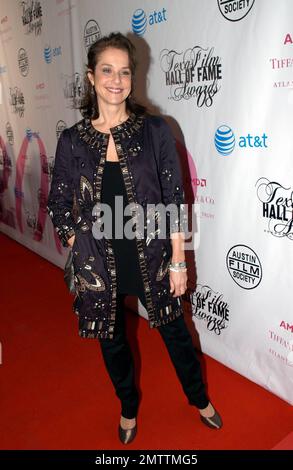 Debra Winger nimmt an den Texas Film Hall of Fame Awards Teil. Bei der Show haben die Moderatoren Dan Provous, Tess Harper und Luke Wilson ZZ Top und Morgan Fairchild geehrt. Debra Winger nahm einen Preis für den Film „Urban Cowboy“ an, und Mariska Hargitay nahm einen Preis für ihre Mutter, Jayne Mansfield, an. Austin, Texas 3/8/08. Stockfoto