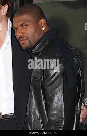 Quinton „Rampage“ Jackson kommt zur Premiere des „A-Teams“ im Grauman's Chinese Theatre, begleitet von neuartiger Militärfanfare. Der Action- und Abenteuerfilm mit Liam Neeson und dem neuen Hollywood-Hunk Bradley Cooper wird am 11. Juni in den Kinos veröffentlicht, mit dem Beginn der Blockbuster-Sommersaison. Letzten Sommer spielte Cooper in der Comedy „The Hangover“ die Hauptrolle, die bei den MTV Movie Awards 2010 für den besten Film verliehen wurde. Das A-Team basiert auf 1983-87 amerikanischen Fernsehserien mit demselben Namen. Los Angeles, Kalifornien. 06/03/10. . Stockfoto
