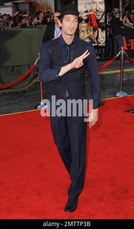 Adrien Brody kommt zur Premiere des „A-Teams“ im Grauman's Chinese Theatre, begleitet von neuartiger militärischer Fanfare. Der Action- und Abenteuerfilm mit Liam Neeson und dem neuen Hollywood-Hunk Bradley Cooper wird am 11. Juni in den Kinos veröffentlicht, mit dem Beginn der Blockbuster-Sommersaison. Letzten Sommer spielte Cooper in der Comedy „The Hangover“ die Hauptrolle, die bei den MTV Movie Awards 2010 für den besten Film verliehen wurde. Das A-Team basiert auf 1983-87 amerikanischen Fernsehserien mit demselben Namen. Los Angeles, Kalifornien. 06/03/10. . Stockfoto