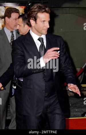 Bradley Cooper kommt zur Premiere des „A-Teams“ im Grauman's Chinese Theatre, begleitet von neuartiger Militärfanfare. Der Action- und Abenteuerfilm mit Liam Neeson und dem neuen Hollywood Hunk Cooper wird am 11. Juni in den Kinos veröffentlicht, mit dem Beginn der Blockbuster-Sommersaison. Letzten Sommer spielte Cooper in der Comedy „The Hangover“ die Hauptrolle, die bei den MTV Movie Awards 2010 für den besten Film verliehen wurde. Das A-Team basiert auf 1983-87 amerikanischen Fernsehserien mit demselben Namen. Los Angeles, Kalifornien. 06/03/10. . . Stockfoto