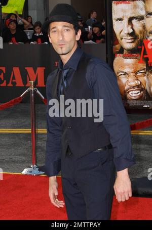 Adrien Brody kommt zur Premiere des „A-Teams“ im Grauman's Chinese Theatre, begleitet von neuartiger militärischer Fanfare. Der Action- und Abenteuerfilm mit Liam Neeson und dem neuen Hollywood-Hunk Bradley Cooper wird am 11. Juni in den Kinos veröffentlicht, mit dem Beginn der Blockbuster-Sommersaison. Letzten Sommer spielte Cooper in der Comedy „The Hangover“ die Hauptrolle, die bei den MTV Movie Awards 2010 für den besten Film verliehen wurde. Das A-Team basiert auf 1983-87 amerikanischen Fernsehserien mit demselben Namen. Los Angeles, Kalifornien. 06/03/10. . . Stockfoto