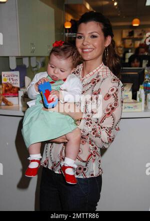 Schauspielerin Ali Landry und Tochter Estela Ines Monteverde im Pump House, um den „Baby Listener“, die Expertin für Kinderkommunikation Priscilla Dunstan in Hollywood, Kalifornien, 04./10. Dezember 08, zu treffen. Stockfoto