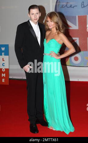 Professor Green und Millie Mackintosh kommen bei den BRIT Awards 2012 in der 02 Arena an. London, Großbritannien. 21. Februar 2012 Stockfoto