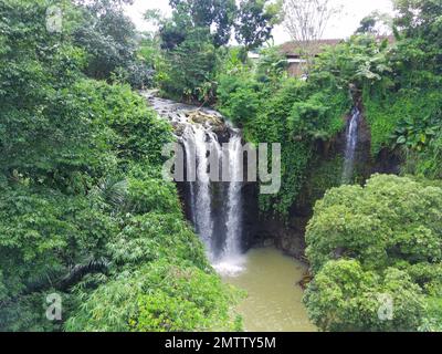 Die natürliche Frische des Curug oder der Wasserfälle Gondoroiyo in Semarang. Indonesien. Langzeitbelichtung. Stockfoto