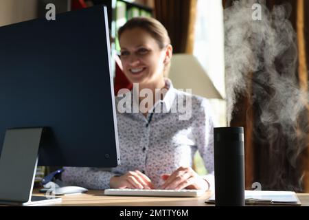 Luftionisator auf dem Tisch einer Frau, eine Nahaufnahme Stockfoto