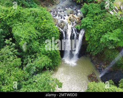 Die natürliche Frische des Curug oder der Wasserfälle Gondoroiyo in Semarang. Indonesien. Langzeitbelichtung. Stockfoto