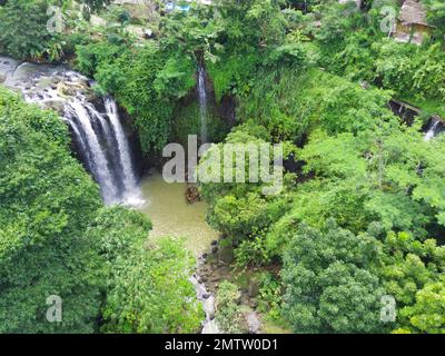 Die natürliche Frische des Curug oder der Wasserfälle Gondoroiyo in Semarang. Indonesien. Langzeitbelichtung. Stockfoto