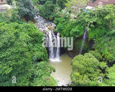 Die natürliche Frische des Curug oder der Wasserfälle Gondoroiyo in Semarang. Indonesien. Langzeitbelichtung. Stockfoto