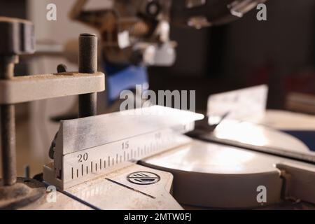 Mechanische Maschine zum Schneiden von Metall, Nahaufnahme Stockfoto