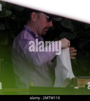 Der Gitarrist „The Edge“ aus dem Jahr U2 wurde beim Mittagessen am Pool in seinem Hotel in South Beach gesehen, bevor U2 das Fort Lauderdale Konzert im Sun Life Stadium stattfand. Miami Beach, Florida 06/27/11. Stockfoto