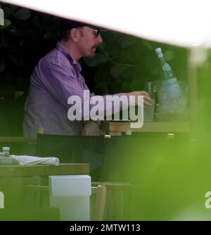 Der Gitarrist „The Edge“ aus dem Jahr U2 wurde beim Mittagessen am Pool in seinem Hotel in South Beach gesehen, bevor U2 das Fort Lauderdale Konzert im Sun Life Stadium stattfand. Miami Beach, Florida 06/27/11. Stockfoto