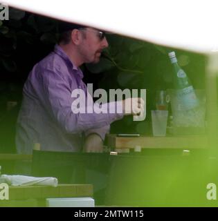 Der Gitarrist „The Edge“ aus dem Jahr U2 wurde beim Mittagessen am Pool in seinem Hotel in South Beach gesehen, bevor U2 das Fort Lauderdale Konzert im Sun Life Stadium stattfand. Miami Beach, Florida 06/27/11. Stockfoto