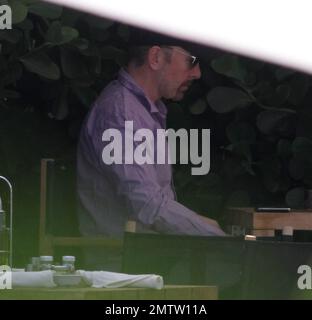 Der Gitarrist „The Edge“ aus dem Jahr U2 wurde beim Mittagessen am Pool in seinem Hotel in South Beach gesehen, bevor U2 das Fort Lauderdale Konzert im Sun Life Stadium stattfand. Miami Beach, Florida 06/27/11. Stockfoto