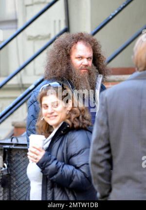 Die Schauspieler John C. Reilly („Step Brothers“) und Paul Dano („Little Miss Sunshine“) drehen am Set „The Extra man“, das 2010 in den US-Kinos erscheinen soll. Der Film ist auch mit Katie Holmes und Kevin Kline gedreht. New York, NY. 3/18/09. Stockfoto