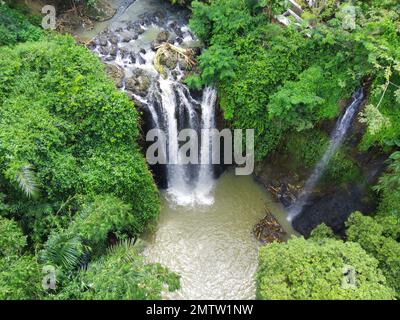 Die natürliche Frische des Curug oder der Wasserfälle Gondoroiyo in Semarang. Indonesien. Langzeitbelichtung. Stockfoto