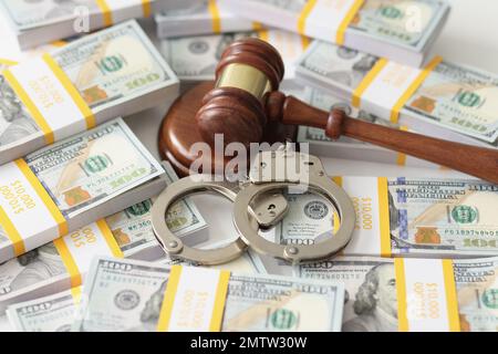 Handschellen und Richter auf Geldpäckchen, Nahaufnahme Stockfoto