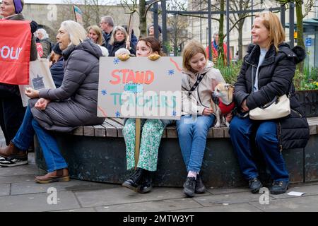 Bath, GB. 1. Februar 2023. Da Hunderttausende von Arbeitern an dem größten Tag der Arbeitskampagne seit mehr als einem Jahrzehnt teilnehmen, werden Lehrer, Zugführer, Beamte und ihre Anhänger vor dem Bahnhof von Bath abgebildet, während sie an einer Kundgebung zur Verteidigung des Streikrechts teilnehmen. Kredit: Lynchpics/Alamy Live News Stockfoto