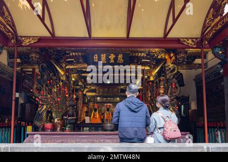 Taipei, JANUAR 1 2023 - Menschen, die im Bogen des Qingshui Tempels beten Stockfoto