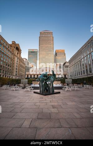 LONDON - 4. November 2020: Cabot Square, Canary Wharf mit einem Gebäude am Canada Square im Hintergrund Stockfoto