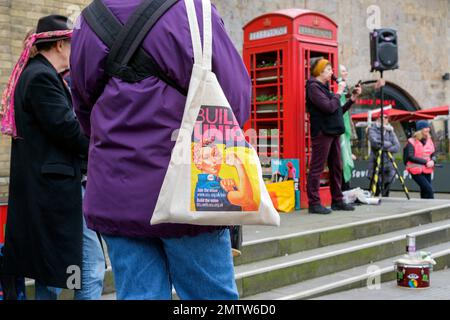 Bath, GB. 1. Februar 2023. Da Hunderttausende von Arbeitern an dem größten Tag der Arbeitskampagne seit mehr als einem Jahrzehnt teilnehmen, werden Lehrer, Zugführer, Beamte und ihre Anhänger vor dem Bahnhof von Bath abgebildet, während sie an einer Kundgebung zur Verteidigung des Streikrechts teilnehmen. Kredit: Lynchpics/Alamy Live News Stockfoto